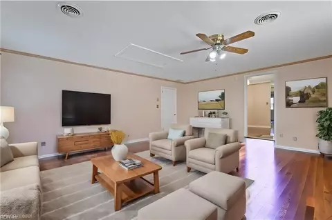 Living - 511 Toddsbury Ct, Hampton, VA 23663 photo 5 of 7