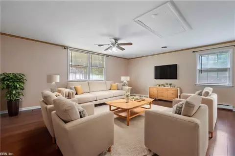 Living - 511 Toddsbury Ct, Hampton, VA 23663 photo 2 of 7