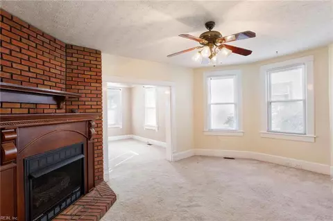 Living - 313 Washington St, Hampton, VA 23669 photo 1 of 2