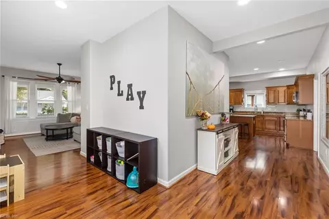 Entry Way - 125 E Lorengo Ave, Norfolk, VA 23503 photo 3 of 10