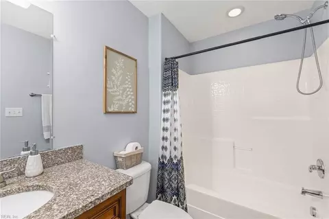 Bath - 125 E Lorengo Ave, Norfolk, VA 23503 photo 3 of 4