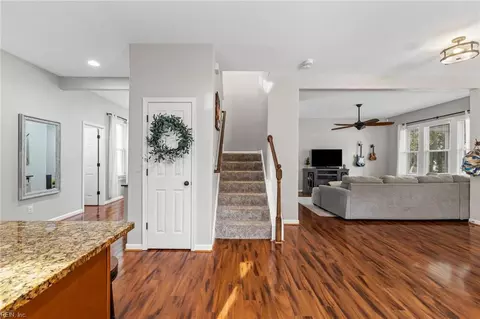 Entry Way - 125 E Lorengo Ave, Norfolk, VA 23503 photo 8 of 10