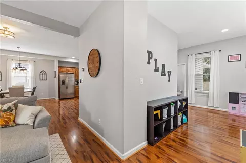 Entry Way - 125 E Lorengo Ave, Norfolk, VA 23503 photo 2 of 10