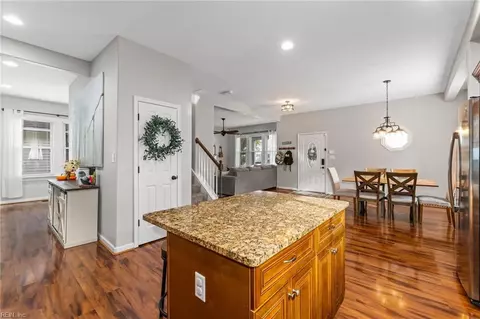 Entry Way - 125 E Lorengo Ave, Norfolk, VA 23503 photo 9 of 10