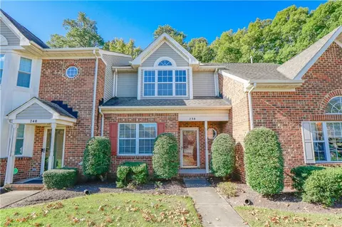738 Lake Cir W, Chesapeake, VA 23322