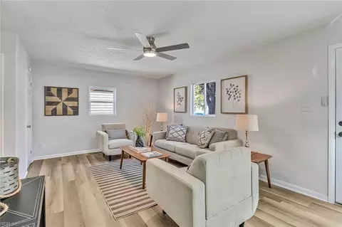 Living - 633 Hemlock Ave, Hampton, VA 23661 photo 2 of 3