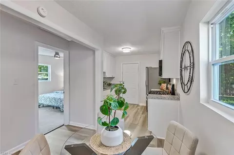 Entry Way - 633 Hemlock Ave, Hampton, VA 23661 photo 4 of 4