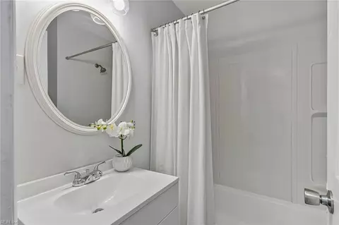 Bath - 633 Hemlock Ave, Hampton, VA 23661 photo 1 of 1