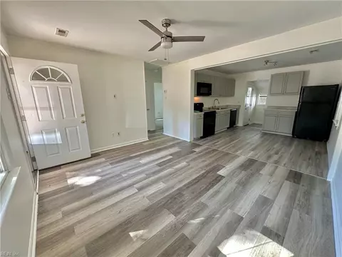 Living - 1943 Long Green Ln, Hampton, VA 23663 photo 2 of 4