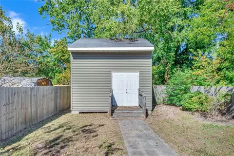 Exterior - 318 Chapel St, Hampton, VA 23669 photo 4 of 8