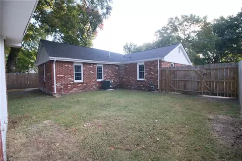 Exterior - 2825 Rosalee Dr, Hampton, VA 23661 photo 6 of 7