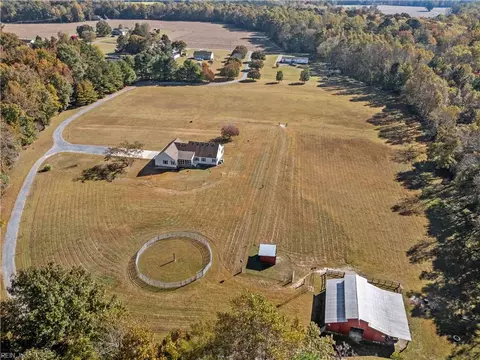 23016 Barrett Town Rd, Zuni, VA 23898
