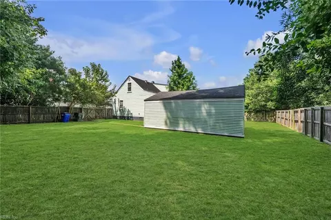 Exterior - 424 E Ocean Ave, Norfolk, VA 23503 photo 5 of 9