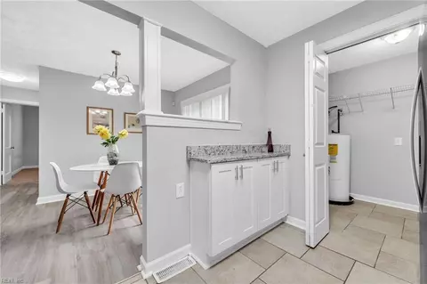 Entry Way - 424 E Ocean Ave, Norfolk, VA 23503 photo 1 of 3