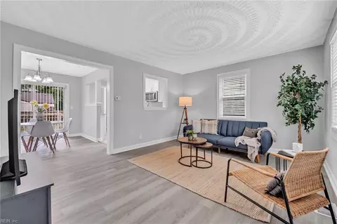 Living - 424 E Ocean Ave, Norfolk, VA 23503 photo 2 of 3