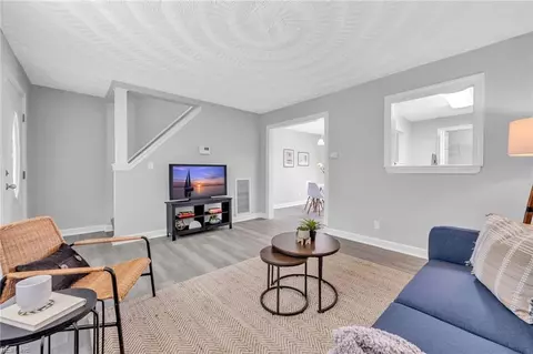 Living - 424 E Ocean Ave, Norfolk, VA 23503 photo 3 of 3