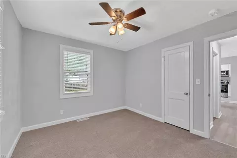 Entry Way - 424 E Ocean Ave, Norfolk, VA 23503 photo 2 of 3
