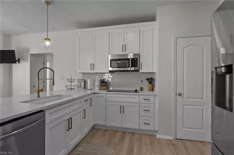Kitchen - 1025 Windward Ln, Suffolk, VA 23435 photo 3 of 5