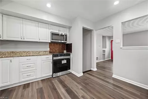 Entry Way - 820 Arlington Ter, Hampton, VA 23666 photo 1 of 2
