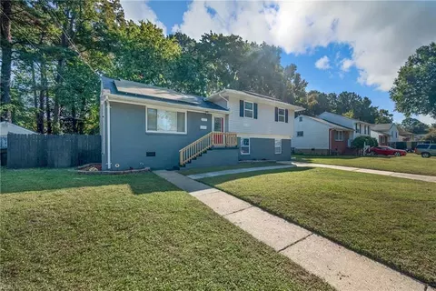 Exterior - 820 Arlington Ter, Hampton, VA 23666 photo 2 of 9