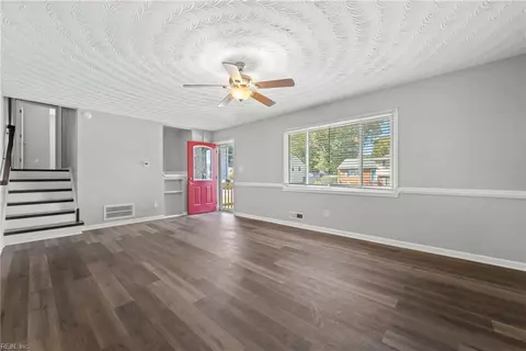 Living - 820 Arlington Ter, Hampton, VA 23666 photo 2 of 5