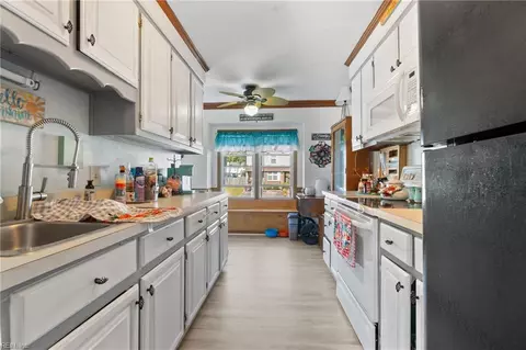 Kitchen - 4313 Thomas Ln, Chesapeake, VA 23321 photo 4 of 4
