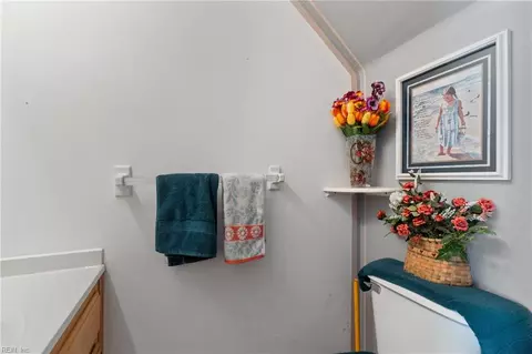 Bath - 4313 Thomas Ln, Chesapeake, VA 23321 photo 3 of 4