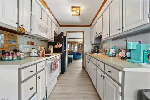 Kitchen - 4313 Thomas Ln, Chesapeake, VA 23321 photo 2 of 4