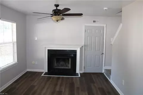 Living - 40 George Ct, Hampton, VA 23663 photo 1 of 2