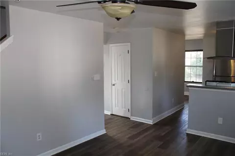 Entry Way - 40 George Ct, Hampton, VA 23663 photo 4 of 7