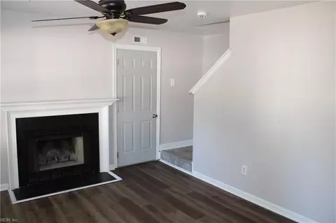 Living - 40 George Ct, Hampton, VA 23663 photo 2 of 2