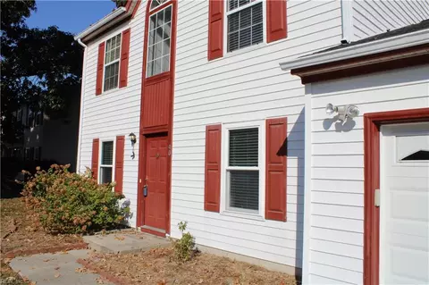 Exterior - 40 George Ct, Hampton, VA 23663 photo 4 of 9