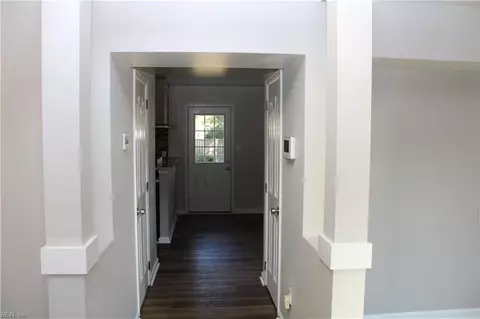 Entry Way - 40 George Ct, Hampton, VA 23663 photo 1 of 7