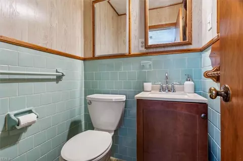 Bath - 2213 Gurley Ct, Hampton, VA 23663 photo 2 of 2
