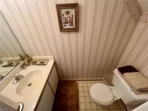 Bath - 9 Hawthorn Pl, Hampton, VA 23666 photo 1 of 6