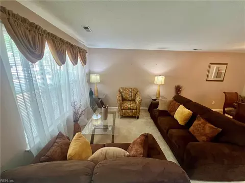 Living - 9 Hawthorn Pl, Hampton, VA 23666 photo 2 of 4