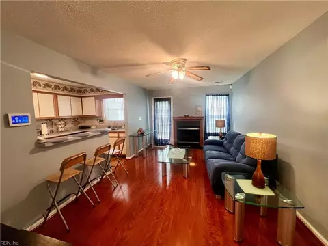 Living - 9 Hawthorn Pl, Hampton, VA 23666 photo 4 of 4