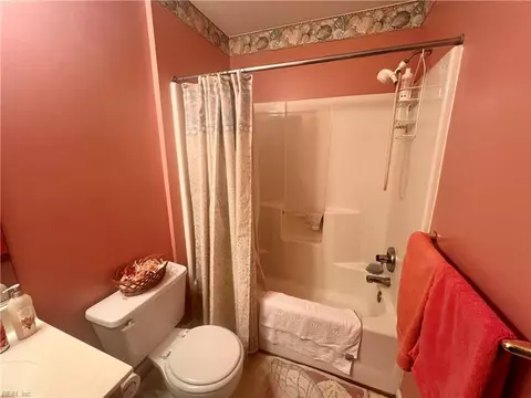 Bath - 9 Hawthorn Pl, Hampton, VA 23666 photo 5 of 6