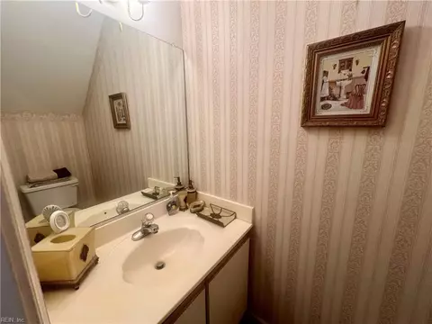 Bath - 9 Hawthorn Pl, Hampton, VA 23666 photo 2 of 6