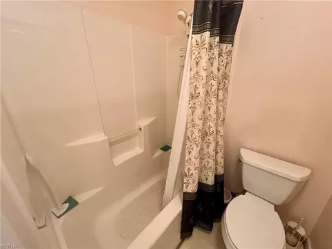Bath - 9 Hawthorn Pl, Hampton, VA 23666 photo 4 of 6