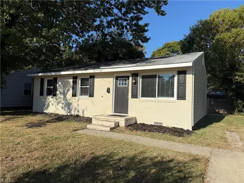 Exterior - 53 Lacrosse St, Hampton, VA 23663 photo 2 of 6