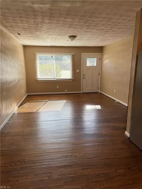 Living - 53 Lacrosse St, Hampton, VA 23663 photo 2 of 2