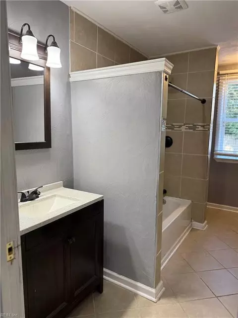 Bath - 53 Lacrosse St, Hampton, VA 23663 photo 3 of 4
