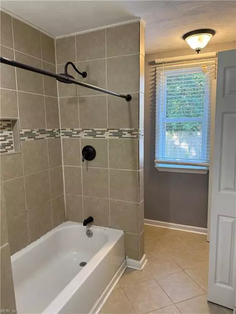 Bath - 53 Lacrosse St, Hampton, VA 23663 photo 4 of 4
