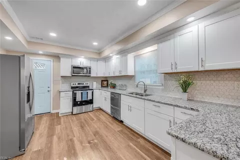 7 Edgewood Dr, Hampton, VA 23666