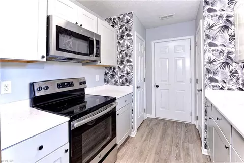 Kitchen - 160 Fairmont Dr, Hampton, VA 23666 photo 2 of 2