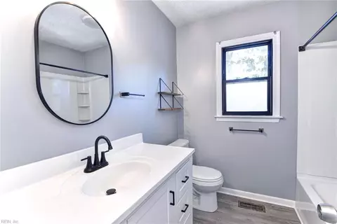 Bath - 160 Fairmont Dr, Hampton, VA 23666 photo 2 of 2