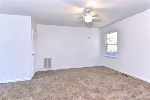 Bedroom - 160 Fairmont Dr, Hampton, VA 23666 photo 4 of 6