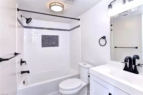 Bath - 160 Fairmont Dr, Hampton, VA 23666 photo 1 of 2