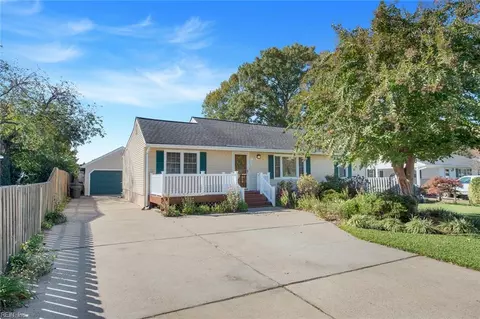17 Oxford Rd, Newport News, VA 23606